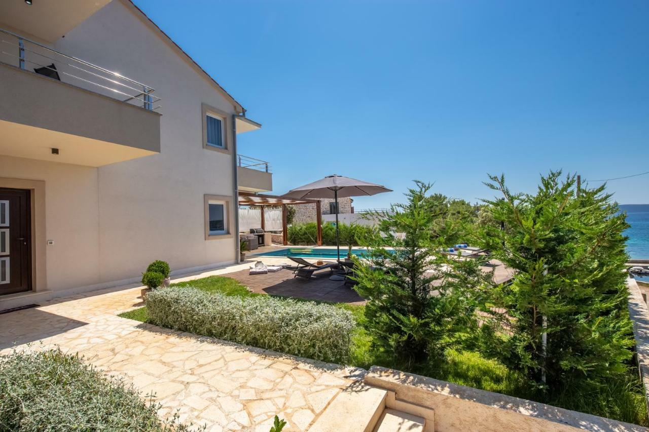 Villa Gellia Углян Экстерьер фото